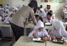 Polda Sumsel Uji Coba Program Makan Siang Bergizi Gratis di SDN 145 Palembang - JPNN.com