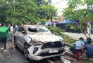 Hujan Deras di Jalan Cisadea Bandung, Pohon Tumbang Hingga Timpa 5 Mobil dan Warga - JPNN.com