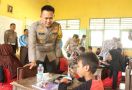 Polres Banyuasin Bagikan 300 Paket Makanan Bergizi Gratis ke Siswa SDN 17 Tanjung Lago - JPNN.com