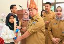 Kembangkan Potensi Anak-Anak Putus Sekolah, Pj Wali Kota Palembang Berikan Pelatihan Tenun Songket - JPNN.com