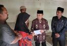 Jazuli Juwaini Kunjungi dan Berikan Bantuan untuk Keluarga Rouf - JPNN.com