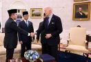 Lihat, Sikap Mayor Teddy Saat Prabowo Memperkenalkannya ke Joe Biden - JPNN.com