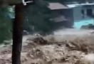 Banjir Bandang Melanda Sejumlah Desa di Wilayah Selatan Karawang - JPNN.com