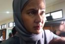 Wajah Paula Verhoeven Tampak Sembab Setelah Keluar dari Persidangan - JPNN.com