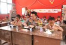 Kapolres Banyuasin Membagikan Makanan Bergizi Gratis untuk Siswa SDN 13 Air Kumbang - JPNN.com