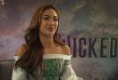 Tampil Cantik di Premiere Wicked Australia, Marion Jola Dapat Wejangan dari Ariana Grande dan Cynthia Erivo - JPNN.com