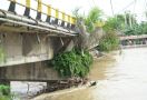 Jembatan Sungai Rokan Miring, Kendaraan Berat Dilarang Melintas - JPNN.com