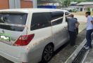 Bea Cukai Serahkan Barbuk Kasus Rokok Ilegal ke Kejari Kota Semarang, Ada Mobil Mewah - JPNN.com