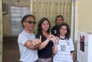 Kaka Slank bersama Istri dan Anak Gunakan Hak Suara di Pilkada 2024 - JPNN.com