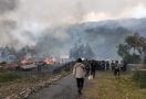 Bentrok Antar-Massa Pendukung Paslon, 40 Rumah Dibakar , 94 Orang Terkena Panah - JPNN.com