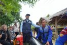 Mensos Gus Ipul Naik Perahu Karet untuk Salurkan Bantuan Korban Banjir di Pandeglang - JPNN.com