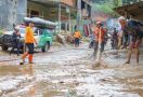 Tim BTB Bersihkan Musala dan Rumah Warga Sukabumi Pascabencana - JPNN.com