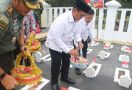 Wamentrans Viva Yoga Pimpin Tabur Bunga di Makam Pionir Transmigrasi Sukra Indramayu - JPNN.com