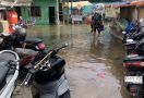 Banjir Rob Merendam Muara Angke, Kendaraan Sulit Melintas - JPNN.com