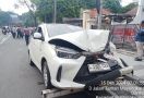 Mobil Agya Tabrak Suroboyo Bus di Jalan Setail, 2 Orang Luka - JPNN.com