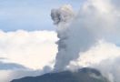 Gunung Ibu Erupsi 2 Kali, Lontarkan Abu Setinggi 500 Meter - JPNN.com