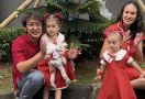 Serunya Nadine dan Dimas Anggara Merayakan Natal Bersama Anak-Anak - JPNN.com