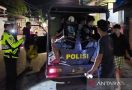 Lagi Pesta Minuman Keras, 13 Remaja Digerebek Polisi - JPNN.com