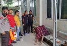 Pria di Palembang Meninggal dalam Posisi Duduk di Samping Puskesmas Padang - JPNN.com