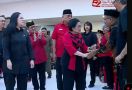 Masuk ke Ruangan Acara HUT PDIP, Megawati Langsung Menyalami Sosok Ini - JPNN.com