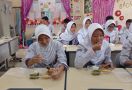 Prabowo Luncurkan Makan Bergizi Gratis, Pedagang Kantin Sekolah Menangis - JPNN.com