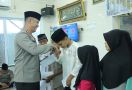 Peringati Isra Mikraj, Polres Inhu Santuni Anak Yatim - JPNN.com