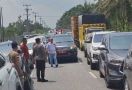 Geram, Warga Adang Mobil Pelat Merah BM 52 yang Lawan Arus Saat Macet di Lintas Pekanbaru-Siak - JPNN.com