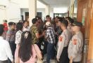 Keluarga Korban Kecewa, Sidang Vonis Pembunuhan di Sukabumi Berlangsung Ricuh - JPNN.com