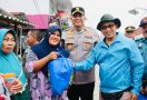 Kapolres Tanjung Priok Gelar Jumat Curhat dan Bagikan Sembako di Rumah Apung Muara Angke - JPNN.com