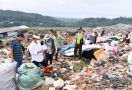 Sampah di TPA Sarimukti Longsor - JPNN.com