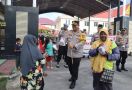 Polres Dumai Bagikan Takjil Gratis Sebagai Wujud Kepedulian kepada Masyarakat - JPNN.com