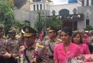 Barisan Prajurit Lempari Roycke dan Agung dengan Bunga - JPNN.com