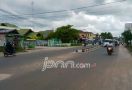 Mencurigakan, Jalan Baru Diaspal Kok Sudah Rusak - JPNN.com