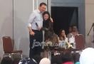 Asoi... Dewi Persik dan Ahok Berpelukan, Nih Fotonya - JPNN.com