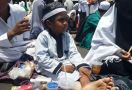 Alfatih, Bocah Patah Kaki Setia Menunggu Habib Rizieq - JPNN.com