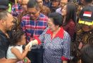 Selawat Nabi Iringi Bu Mega dan Keluarga ke TPS - JPNN.com