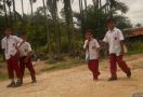Guru Garis Depan Fokus Didik Siswa di Daerah Terpencil - JPNN.com