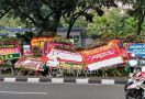 Lelah, Buruh Bersandar ke Tumpukan Karangan Bunga untuk Ahok-Djarot - JPNN.com