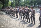 Polisi Pasang Kawat Berduri untuk Cegah Massa Buruh Dekati Istana - JPNN.com