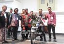 Senangnya Pemuda Ini Saat Pak Jokowi Berkenan Naik Motor Miliknya - JPNN.com