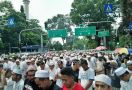 Istiqlal Penuh, Jemaah Aksi 55 Tutup Jalanan Buat Jumatan - JPNN.com