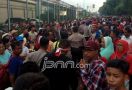 Massa Pendukung Ahok di Depan Rutan: Dobrak, Dobrak Pintunya! - JPNN.com