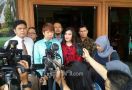 Tak Mau Kalah, Kuasa Hukum Evelyn Bakal Bawa Foto yang Lebih Mesra - JPNN.com