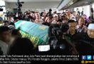 Tangis Sahabat Warnai Prosesi Pemakaman Jupe - JPNN.com