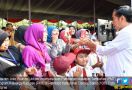 Presiden Jokowi Cek Langsung Pencairan Bansos PKH di Ciamis - JPNN.com