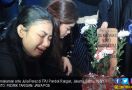Keluarga Nyekar ke Makam Jupe Usai Salat Id - JPNN.com
