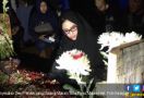 Penyesalan Dewi Persik yang Datangi Makam Julia Perez Malam Hari - JPNN.com