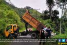 PARAH, Truk Pemerintah Buang Sampah ke Tebing Danau Toba - JPNN.com