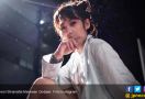Takut Disemprot Eyang, Penyanyi Cantik Ini Ogah Lewatkan Lebaran Bersama Keluarga - JPNN.com
