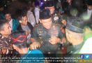 Panglima TNI Salat di Bawah Guyuran Hujan, Takbir! - JPNN.com